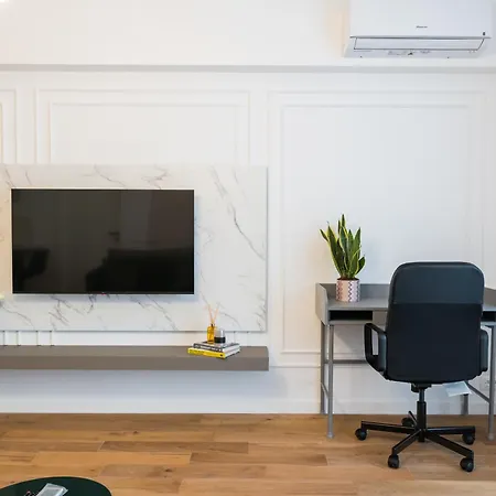 Apartment Pearl One Cotroceni Entire With King Bed, Parking, Fast Wifi, Balcony