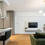 Pearl One Cotroceni Entire With King Bed, Parking, Fast Wifi, Balcony * Bucarest