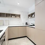 Pearl One Cotroceni Entire With King Bed, Parking, Fast Wifi, Balcony Apartment Bucharest