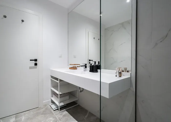 Апартаменты Pearl One Cotroceni Entire With King Bed, Parking, Fast Wifi, Balcony Бухарест