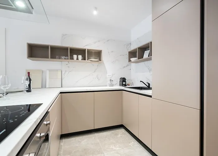 Pearl One Cotroceni Entire With King Bed, Parking, Fast Wifi, Balcony Apartment Bucharest