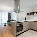 Pearl One Cotroceni Entire With King Bed, Parking, Fast Wifi, Balcony Appartamento