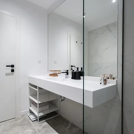 Апартаменти Pearl One Cotroceni Entire With King Bed, Parking, Fast Wifi, Balcony Бухарест